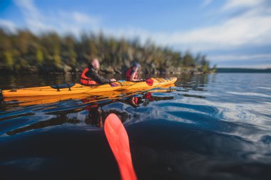 Göl skerries, kürek, Kano, canlı yaz resim sürecinin renkli Kano Kayık tekne ile Kayak süreci
