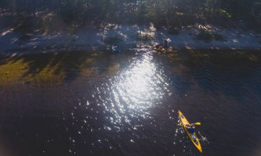 Kano Kayık tekne ile göl skerries dron, Kano, havadan çekim süreci Kayak süreci kuş görünümü göz.