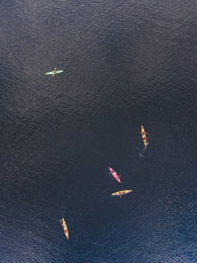 Kano Kayık tekne ile göl skerries dron, Kano, havadan çekim süreci Kayak süreci kuş görünümü göz.