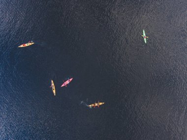 Kano Kayık tekne ile göl skerries dron, Kano, havadan çekim süreci Kayak süreci kuş görünümü göz.