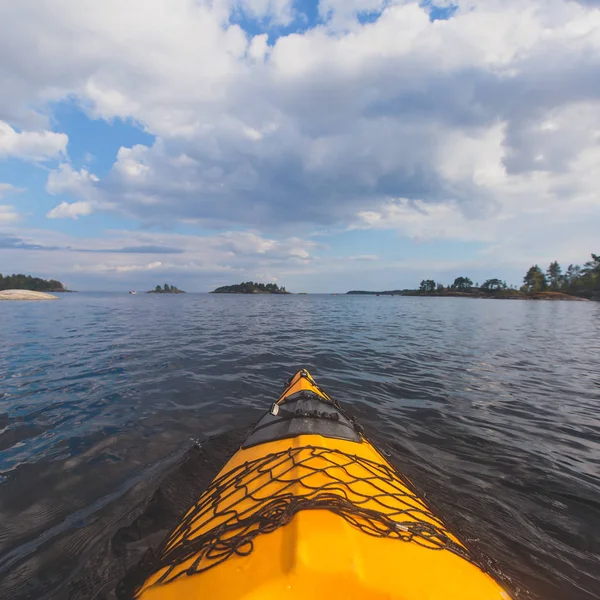 A process of kayaking in the lake skerries, with colorful canoe kayak boat paddling, process of canoeing, vibrant summer picture — Stock Photo, Image