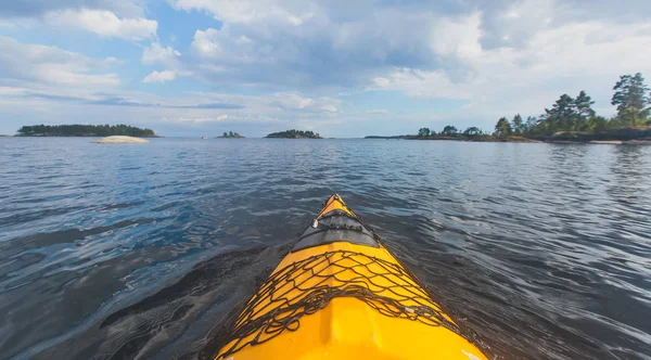 Ein Prozess des Kajakfahrens in den Schären des Sees, mit bunten Kanu-Kajak-Boot-Paddeln, Prozess des Kanufahrens, lebendiges Sommerbild — Stockfoto