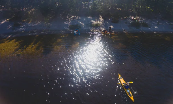 Μια διαδικασία καγιάκ σε βραχονησίδες της λίμνης, με κανό καγιάκ βάρκα, κανό, εναέρια βολή από drone, διαδικασία πτηνών μάτι θέα — Φωτογραφία Αρχείου