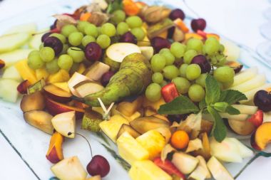 Güzel dekore edilmiş yemek sofrası farklı yemek ve aperatiflerle kurumsal noel partisi ya da düğün kutlaması için. 