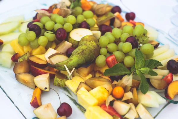 Schön dekorierter Catering-Banketttisch mit verschiedenen Snacks und Vorspeisen auf Firmengeburtstagsfeier oder Hochzeitsfeier — Stockfoto