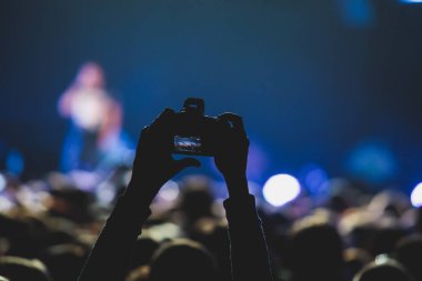 Rock konseri görünümünü büyük konser salonu, kalabalık ve sahne ışıkları, kalabalık konser salonu ile insanlar siluet rock gösterisi performansını sahne ışıkları, show
