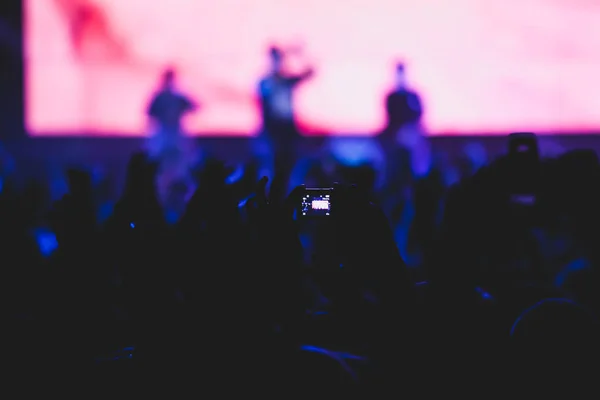 View of rock concert show in big concert hall, with crowd and stage lights, a crowded concert hall with scene lights, rock show performance, with people silhouette — Stock Photo, Image