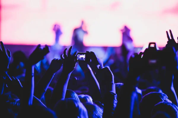 Zobacz koncert rockowy Pokaż w sali koncertowej duże, z tłumu i etapie światła, sala koncertowa zatłoczone z światła sceny, rock Pokaż wydajność, sylwetka — Zdjęcie stockowe