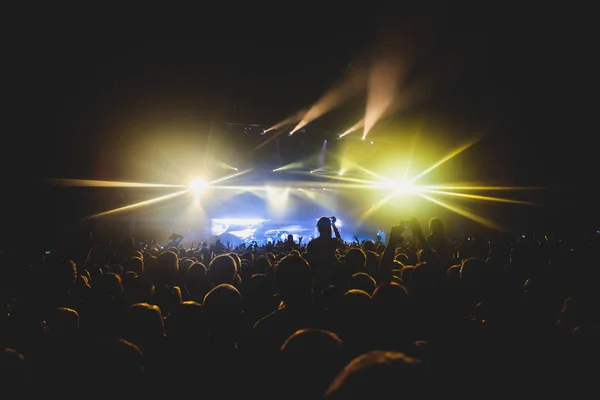 Vista de concierto de rock en gran sala de conciertos, con multitud y luces de escenario, una sala de conciertos llena de gente con luces de escena, espectáculo de rock, con silueta de gente Imágenes De Stock Sin Royalties Gratis