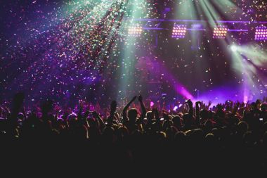 Rock konseri görünümünü büyük konser salonu, kalabalık ve sahne ışıkları, kalabalık konser salonu ile insanlar siluet rock gösterisi performansını sahne ışıkları, show