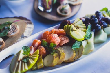 Güzel dekore edilmiş yemek sofrası farklı yemek ve aperatiflerle kurumsal noel partisi ya da düğün kutlaması için.