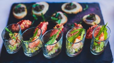 Güzel dekore edilmiş yemek sofrası farklı yemek ve aperatiflerle kurumsal noel partisi ya da düğün kutlaması için.