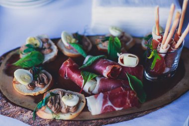 Güzel dekore edilmiş yemek sofrası farklı yemek ve aperatiflerle kurumsal noel partisi ya da düğün kutlaması için.