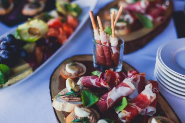 Güzel dekore edilmiş yemek sofrası farklı yemek ve aperatiflerle kurumsal noel partisi ya da düğün kutlaması için.