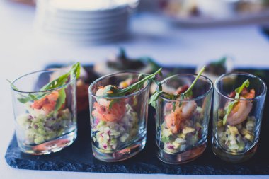 Güzel dekore edilmiş yemek sofrası farklı yemek ve aperatiflerle kurumsal noel partisi ya da düğün kutlaması için.