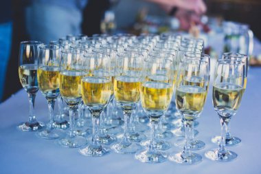 Güzel dekore edilmiş yemek sofrası farklı yemek ve aperatiflerle kurumsal noel partisi ya da düğün kutlaması için.