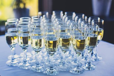 Güzel dekore edilmiş yemek sofrası farklı yemek ve aperatiflerle kurumsal noel partisi ya da düğün kutlaması için.