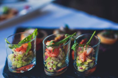 Güzel dekore edilmiş yemek sofrası farklı yemek ve aperatiflerle kurumsal noel partisi ya da düğün kutlaması için.