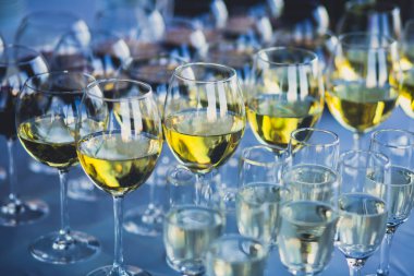 Güzel dekore edilmiş yemek sofrası farklı yemek ve aperatiflerle kurumsal noel partisi ya da düğün kutlaması için.