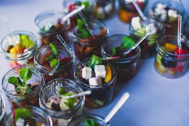 Güzel dekore edilmiş yemek sofrası farklı yemek ve aperatiflerle kurumsal noel partisi ya da düğün kutlaması için.