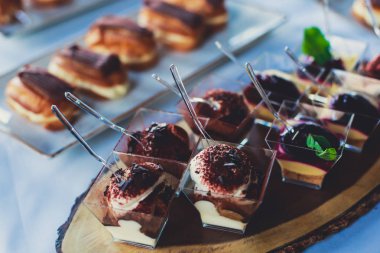 Güzel dekore edilmiş yemek sofrası farklı yemek ve aperatiflerle kurumsal noel partisi ya da düğün kutlaması için.