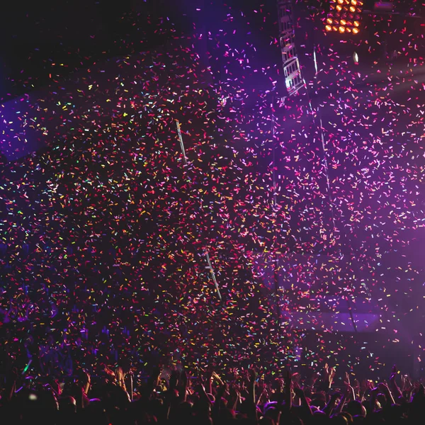 Vista de concierto de rock en gran sala de conciertos, con multitud y luces de escenario, una sala de conciertos llena de gente con luces de escena, espectáculo de rock, con silueta de gente — Foto de Stock