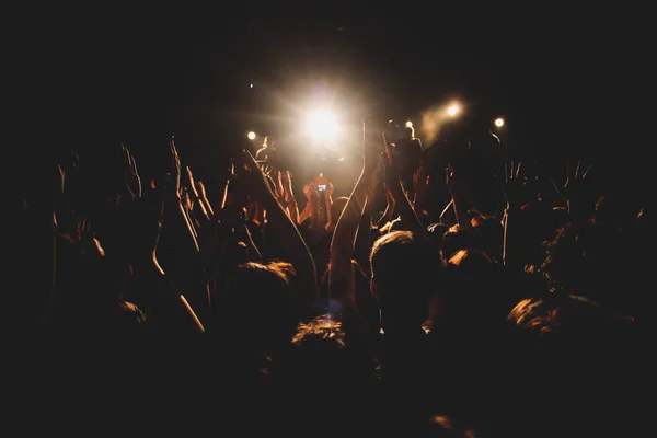 Προβολή της συναυλίας ροκ εμφάνιση σε μεγάλο Μέγαρο, με πλήθος και στάδιο φώτα, μια αίθουσα κατάμεστη συναυλιών με τα φώτα της σκηνής, rock παράσταση, με ανθρώπους σιλουέτα — Φωτογραφία Αρχείου