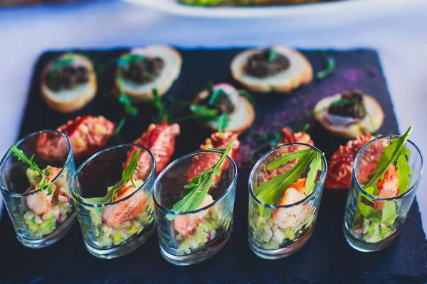 Mesa de banquete de catering lindamente decorada com diferentes lanches e aperitivos de alimentos no evento corporativo de festa de aniversário de Natal ou celebração de casamento — Fotografia de Stock