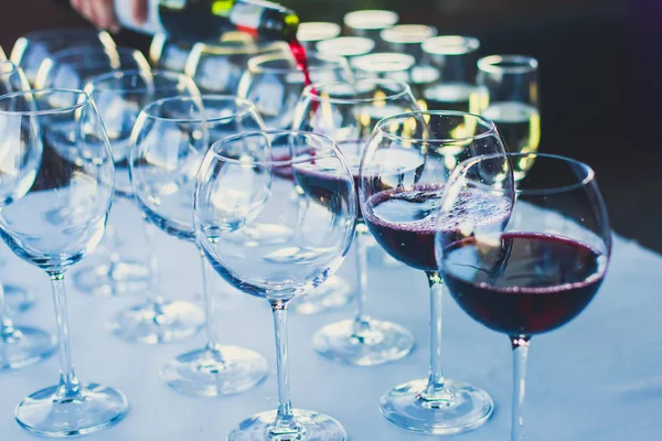 Table de banquet traiteur joliment décorée avec différentes collations et apéritifs alimentaires sur l'événement de fête d'anniversaire de Noël d'entreprise ou la célébration de mariage — Photo