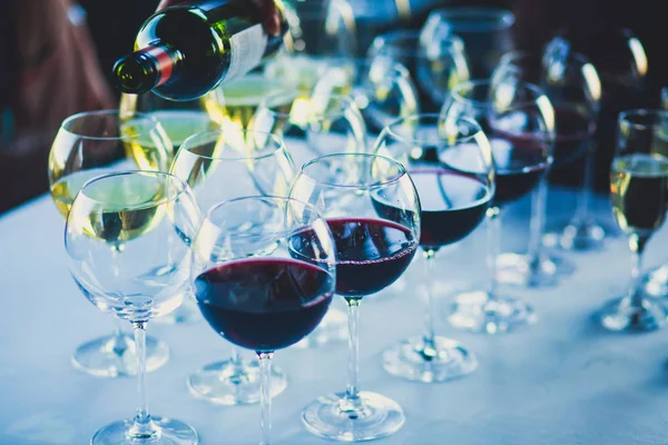 Table de banquet traiteur joliment décorée avec différentes collations et apéritifs alimentaires sur l'événement de fête d'anniversaire de Noël d'entreprise ou la célébration de mariage — Photo