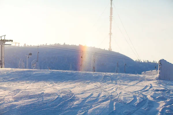 冷山的美景的滑雪胜地，阳光明媚的冬日，与边坡、 滑雪和滑雪缆车 — 图库照片