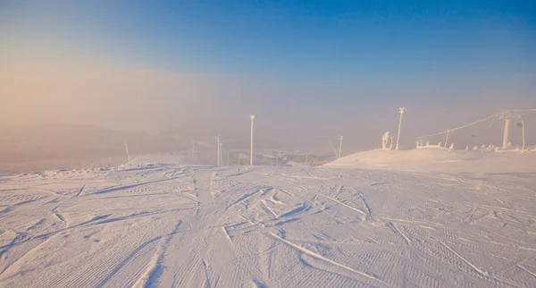 Schöne kalte Bergsicht auf Skigebiet, sonniger Wintertag mit Piste, Piste und Skilift — Stockfoto