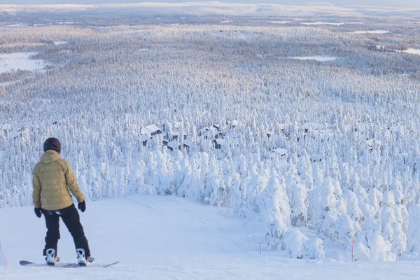 冷山的美景的滑雪胜地，阳光明媚的冬日，与边坡、 滑雪和滑雪缆车 — 图库照片