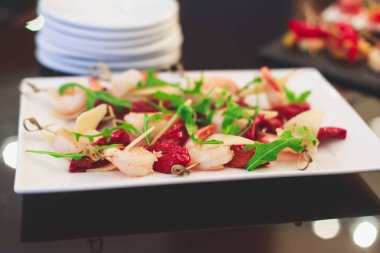 Güzel dekore edilmiş yemek sofrası farklı yemek ve aperatiflerle kurumsal noel partisi ya da düğün kutlaması için.