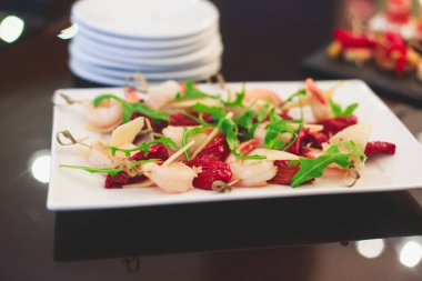 Güzel dekore edilmiş yemek sofrası farklı yemek ve aperatiflerle kurumsal noel partisi ya da düğün kutlaması için.