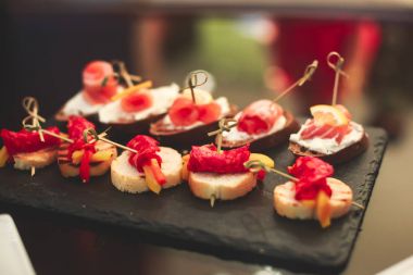 Güzel dekore edilmiş yemek sofrası farklı yemek ve aperatiflerle kurumsal noel partisi ya da düğün kutlaması için.