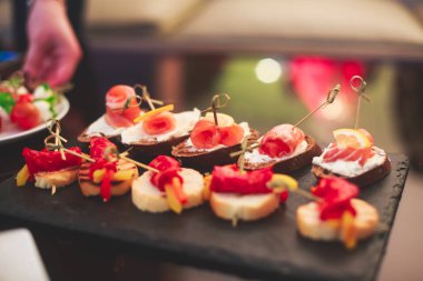 Güzel dekore edilmiş yemek sofrası farklı yemek ve aperatiflerle kurumsal noel partisi ya da düğün kutlaması için.