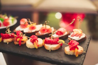 Güzel dekore edilmiş yemek sofrası farklı yemek ve aperatiflerle kurumsal noel partisi ya da düğün kutlaması için.