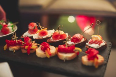 Güzel dekore edilmiş yemek sofrası farklı yemek ve aperatiflerle kurumsal noel partisi ya da düğün kutlaması için.