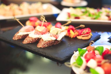 Güzel dekore edilmiş yemek sofrası farklı yemek ve aperatiflerle kurumsal noel partisi ya da düğün kutlaması için.