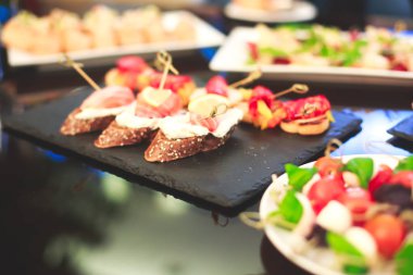 Güzel dekore edilmiş yemek sofrası farklı yemek ve aperatiflerle kurumsal noel partisi ya da düğün kutlaması için.