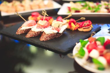 Güzel dekore edilmiş yemek sofrası farklı yemek ve aperatiflerle kurumsal noel partisi ya da düğün kutlaması için.