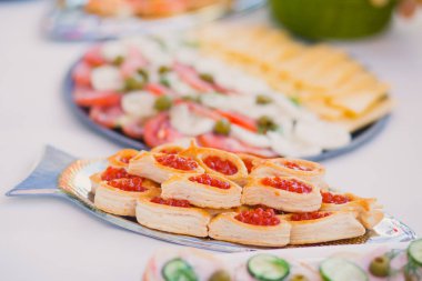 Güzel dekore edilmiş yemek sofrası farklı yemek ve aperatiflerle kurumsal noel partisi ya da düğün kutlaması için.