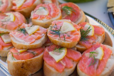 Güzel dekore edilmiş yemek sofrası farklı yemek ve aperatiflerle kurumsal noel partisi ya da düğün kutlaması için.