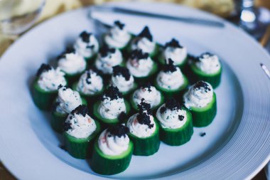 Güzel dekore edilmiş yemek sofrası farklı yemek ve aperatiflerle kurumsal noel partisi ya da düğün kutlaması için.