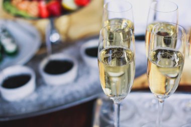 Güzel dekore edilmiş yemek sofrası farklı yemek ve aperatiflerle kurumsal noel partisi ya da düğün kutlaması için.