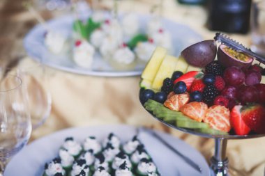 Güzel dekore edilmiş yemek sofrası farklı yemek ve aperatiflerle kurumsal noel partisi ya da düğün kutlaması için.