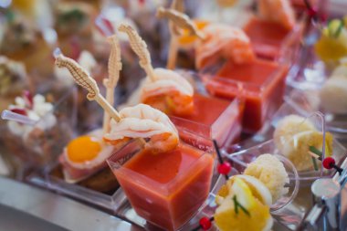 Güzel dekore edilmiş yemek sofrası farklı yemek ve aperatiflerle kurumsal noel partisi ya da düğün kutlaması için.