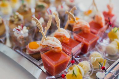 Güzel dekore edilmiş yemek sofrası farklı yemek ve aperatiflerle kurumsal noel partisi ya da düğün kutlaması için.