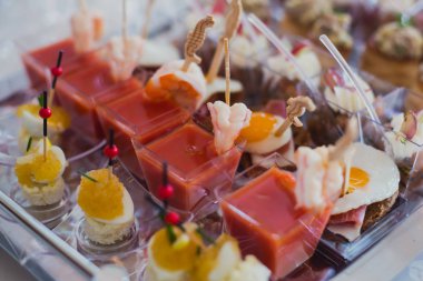 Güzel dekore edilmiş yemek sofrası farklı yemek ve aperatiflerle kurumsal noel partisi ya da düğün kutlaması için.